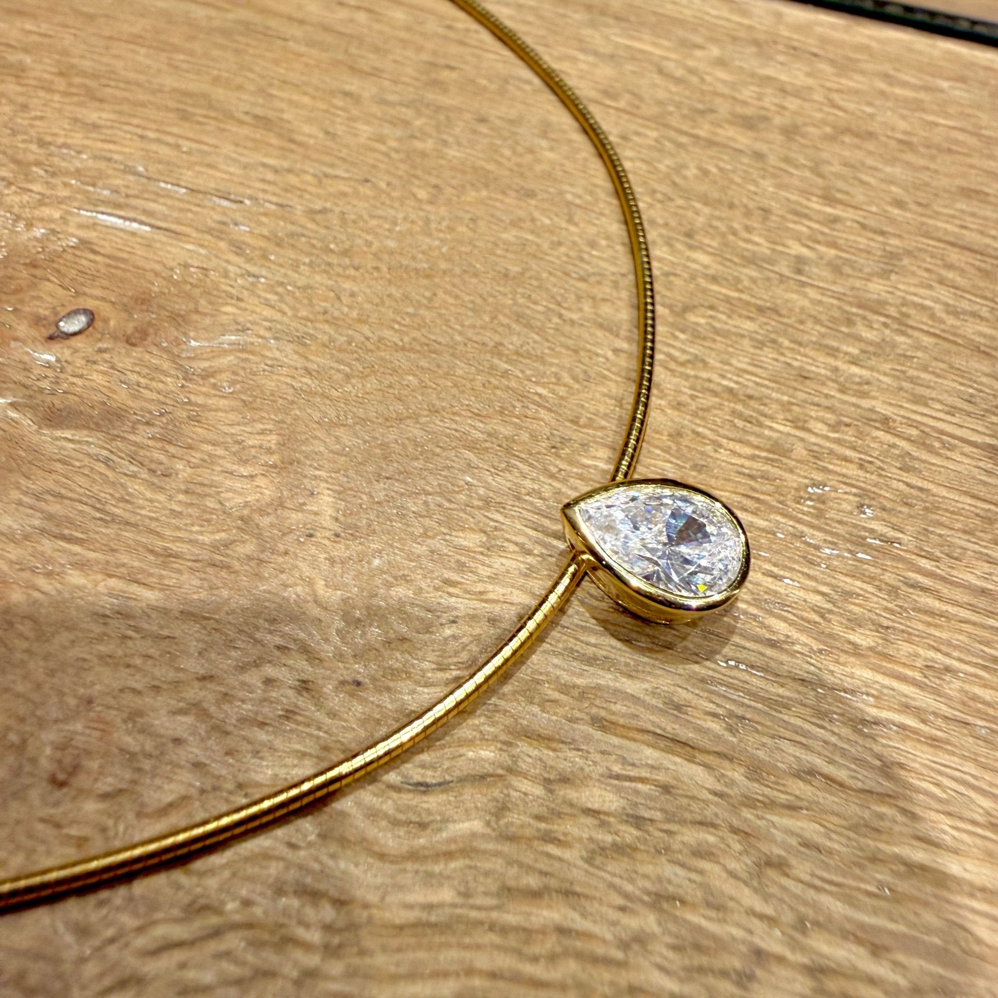 Lefay Bezel Pear Necklace - Necklace | Moarén