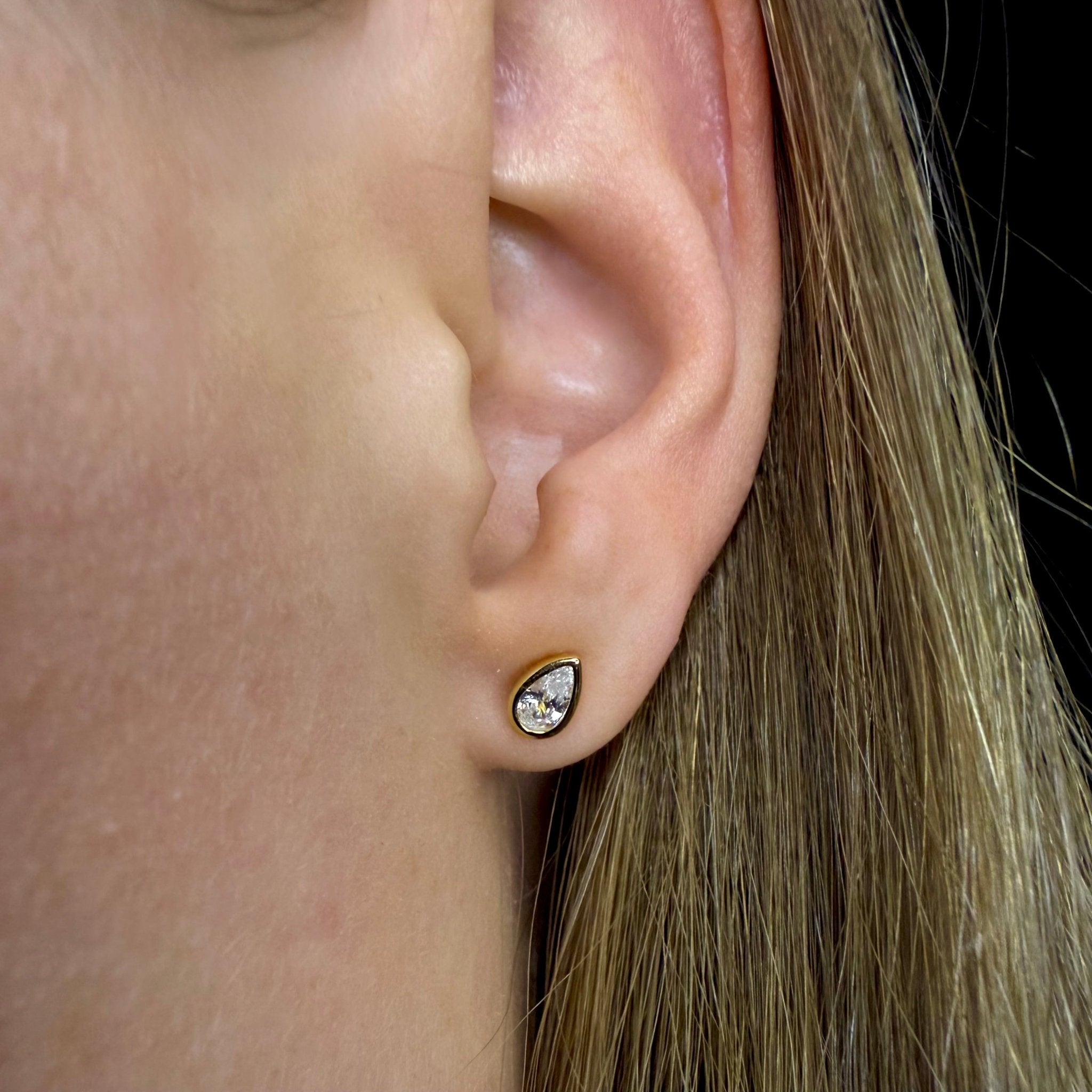 Lefay Pear Bezel Earrings - Earrings | Moarén