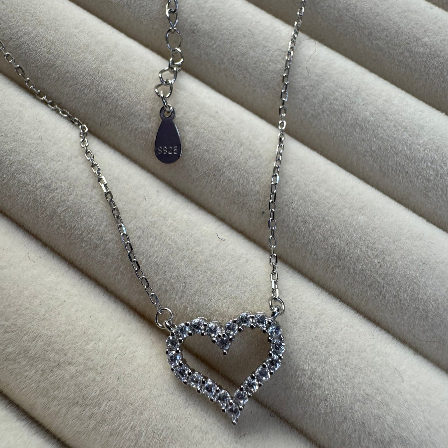 Verona Heart Pavé Necklace - Necklace | Moarén