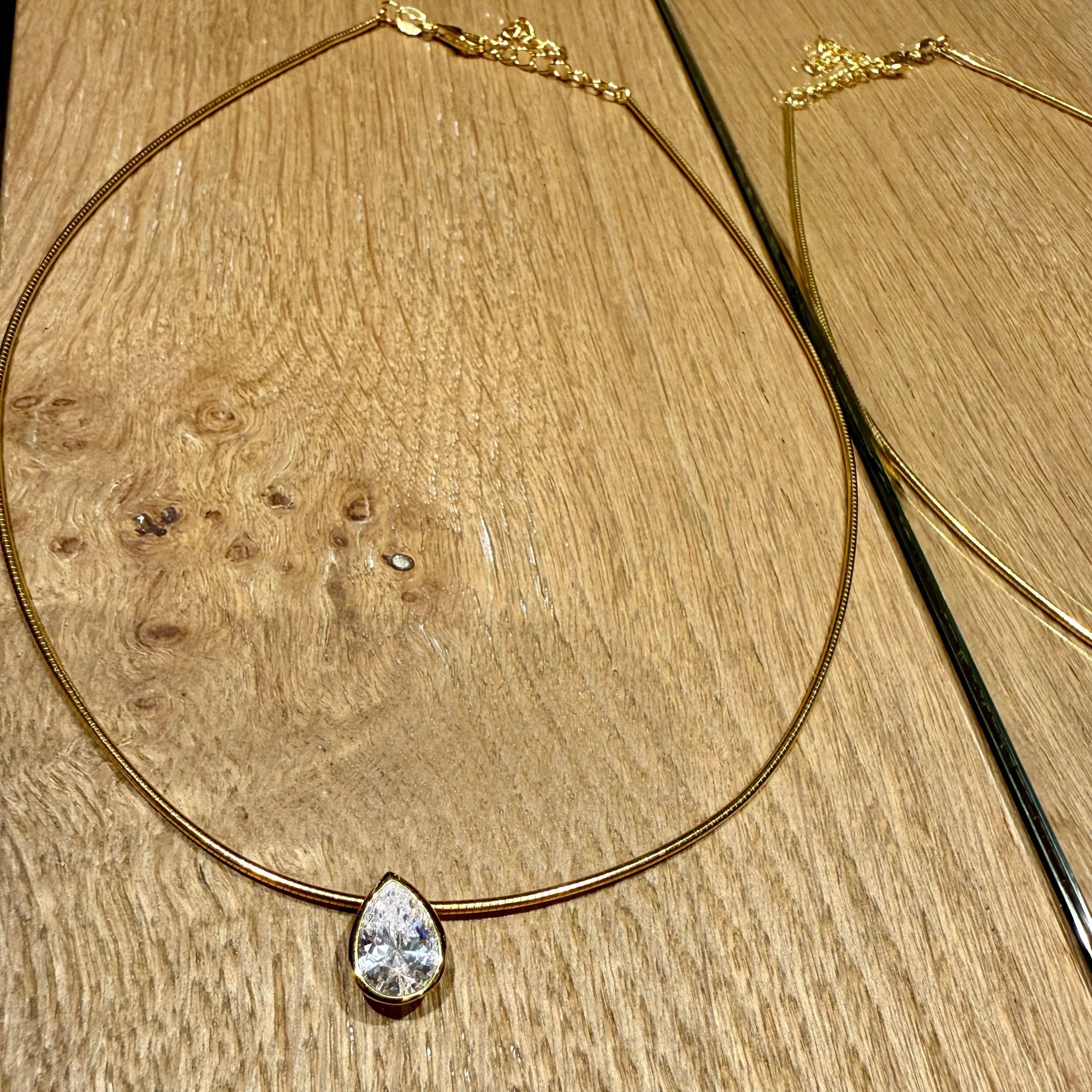Lefay Bezel Pear Necklace - Necklace | Moarén