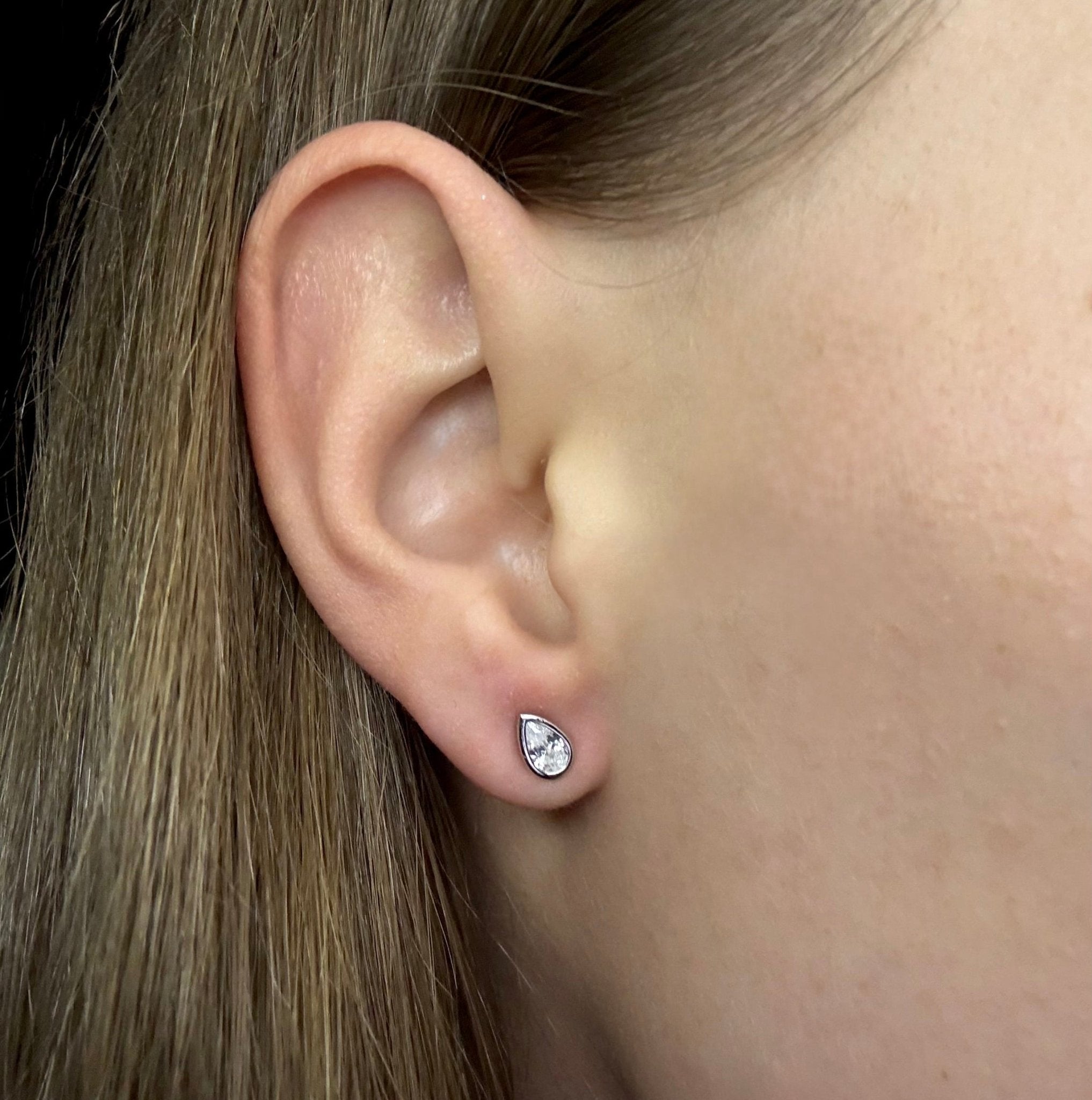 Lefay Pear Bezel Earrings - Earrings | Moarén